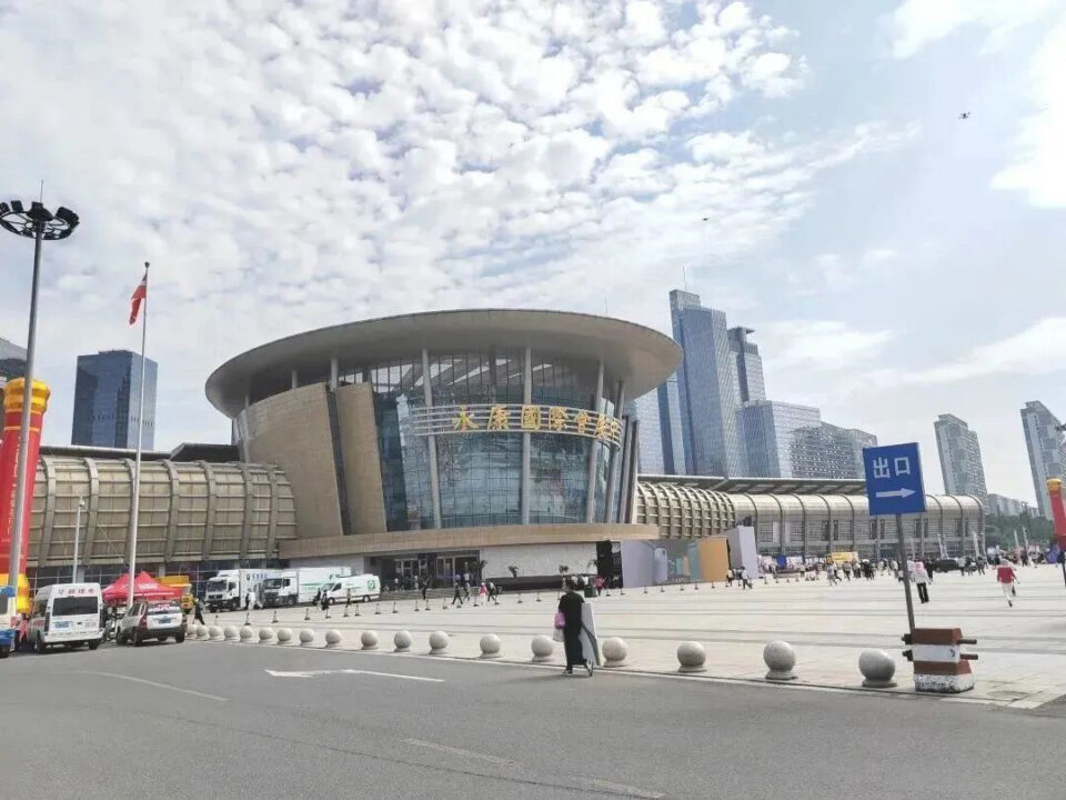 Glorystar showcases copper-door adhesives in Yongkang