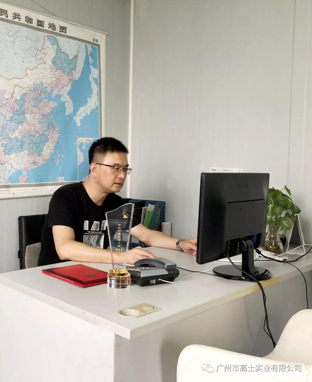 ขอแสดงความยินดีกับ Mr. Hu Xinsong และ Mr. Qu Zhehui ที่ได้รับรางวัลช่างฝีมืออุตสาหกรรมเคมีกวางโจว