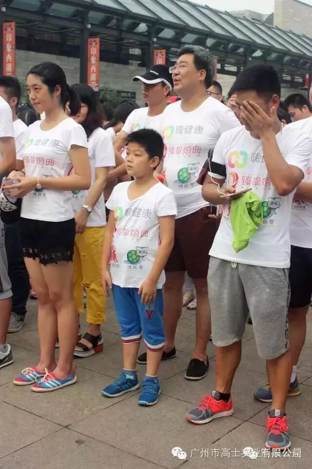 3 kilometers traveled 4,000 kilometers away to help primary school students read 5 more books, and nearly 200 "happiest runners" took action to show their love (the money for book purchases was donated by Guangzhou Glorystar Industrial Co., Ltd.)