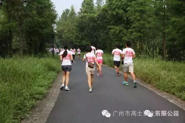 3 kilometers traveled 4,000 kilometers away to help primary school students read 5 more books, and nearly 200 "happiest runners" took action to show their love (the money for book purchases was donated by Guangzhou Glorystar Industrial Co., Ltd.)