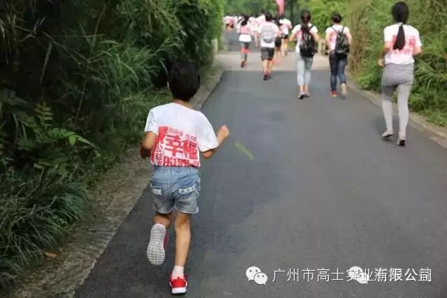 3 kilometers traveled 4,000 kilometers away to help primary school students read 5 more books, and nearly 200 "happiest runners" took action to show their love (the money for book purchases was donated by Guangzhou Glorystar Industrial Co., Ltd.)