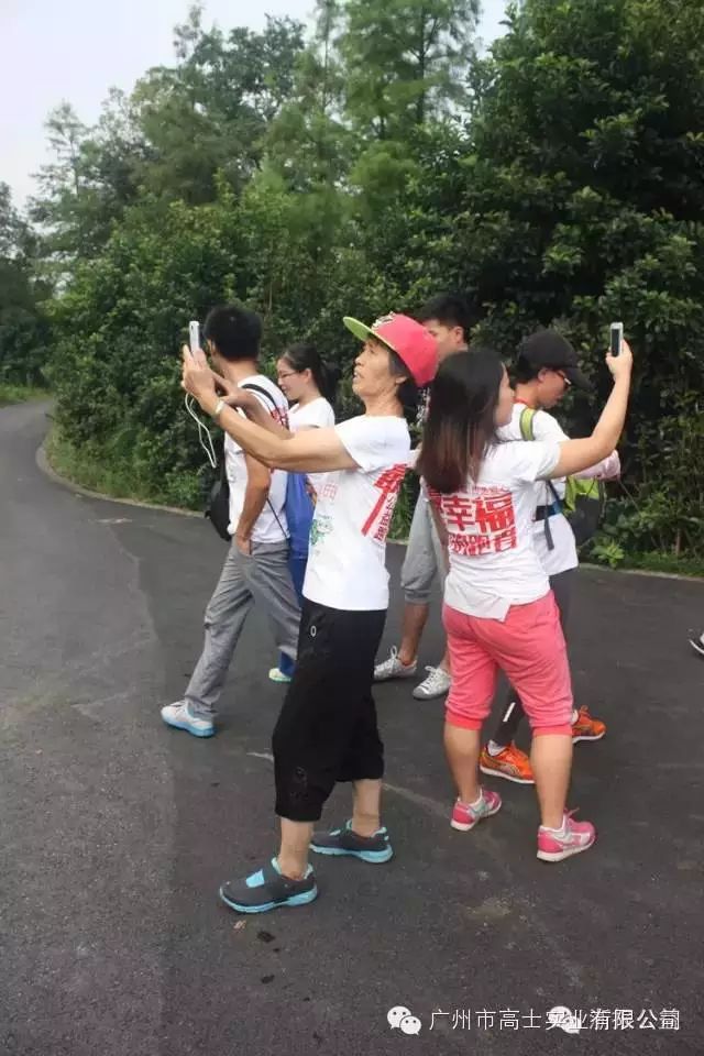3 kilometers traveled 4,000 kilometers away to help primary school students read 5 more books, and nearly 200 "happiest runners" took action to show their love (the money for book purchases was donated by Guangzhou Glorystar Industrial Co., Ltd.)